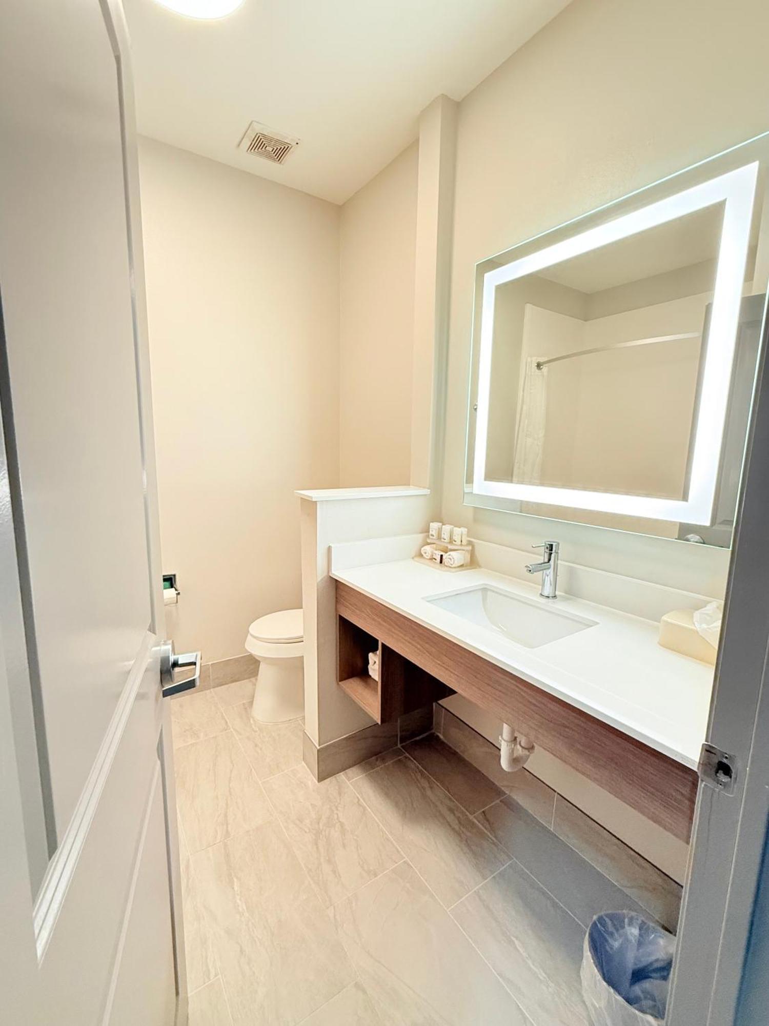 Holiday Inn Express Kenedy By Ihg Экстерьер фото
