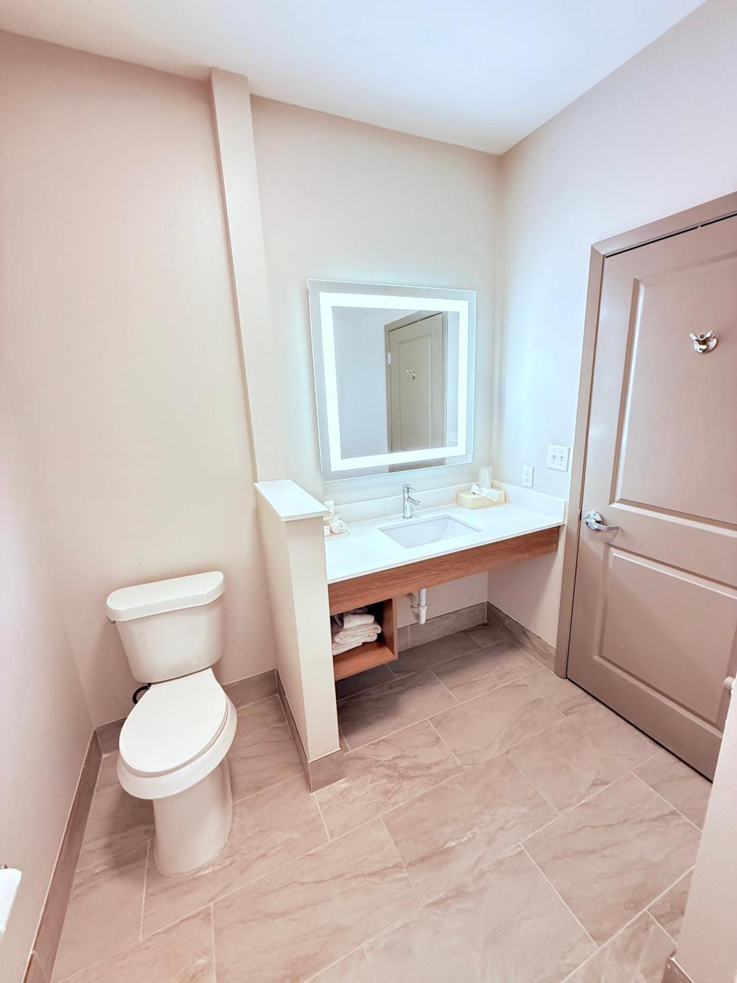 Holiday Inn Express Kenedy By Ihg Экстерьер фото