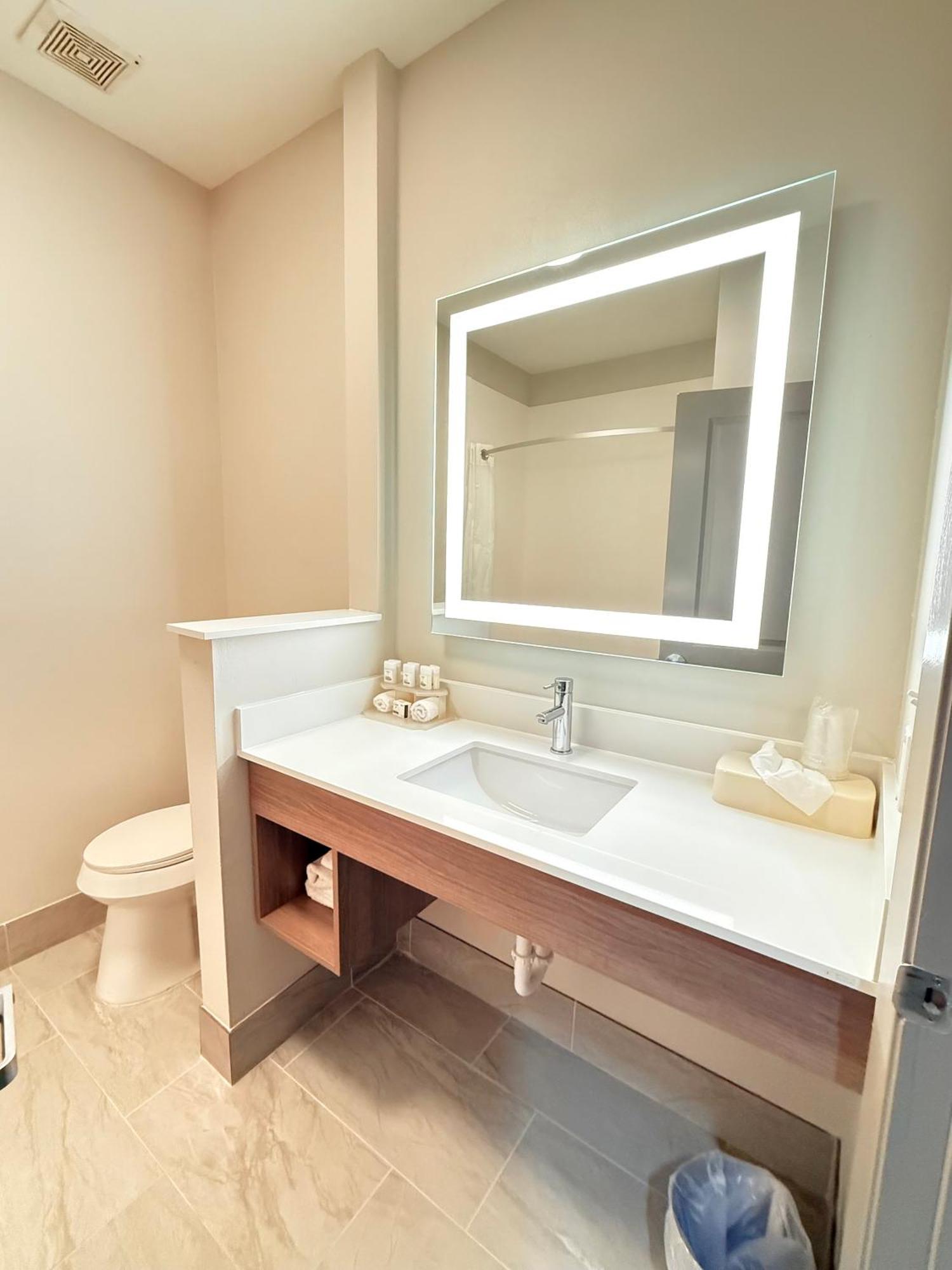 Holiday Inn Express Kenedy By Ihg Экстерьер фото