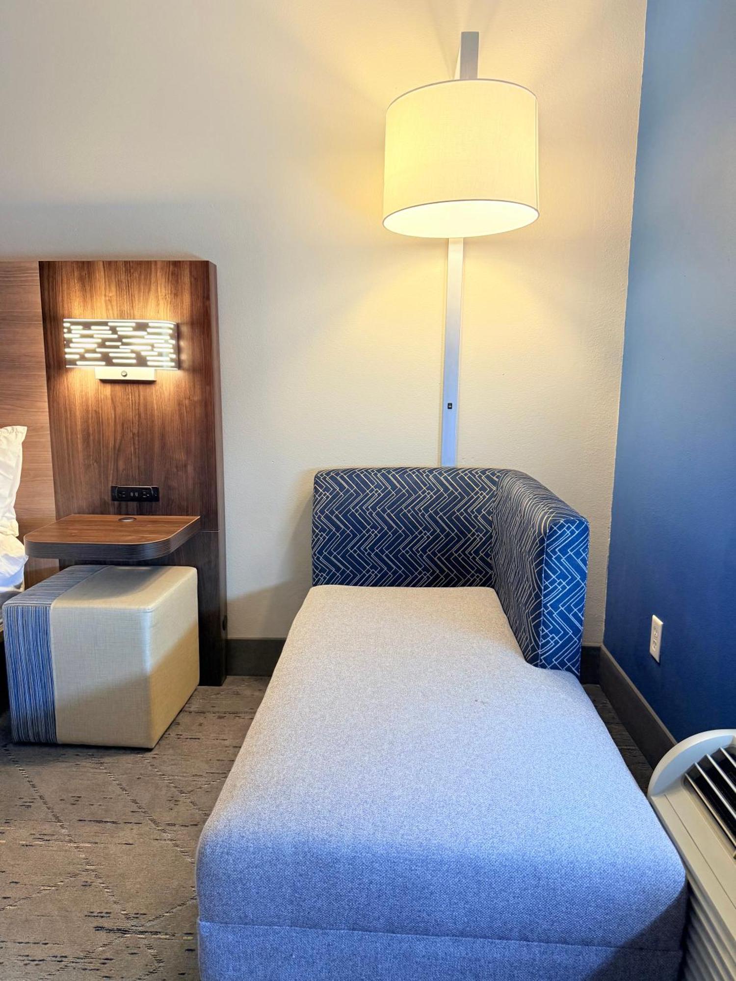 Holiday Inn Express Kenedy By Ihg Экстерьер фото