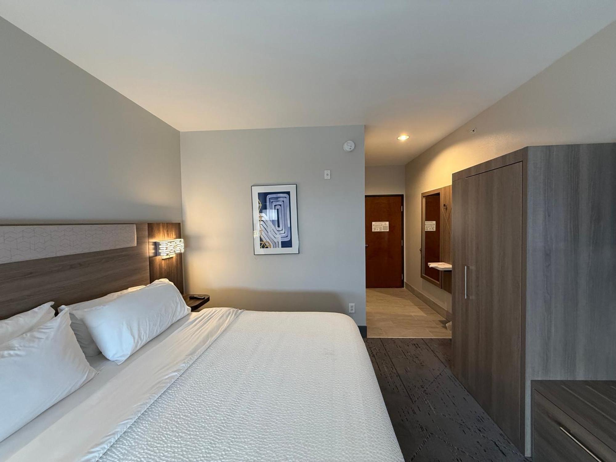 Holiday Inn Express Kenedy By Ihg Экстерьер фото