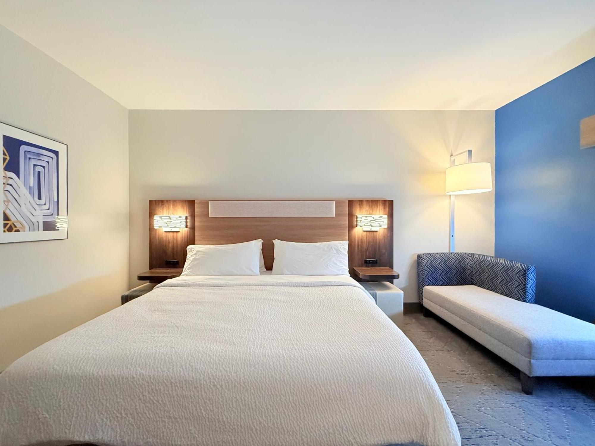 Holiday Inn Express Kenedy By Ihg Экстерьер фото