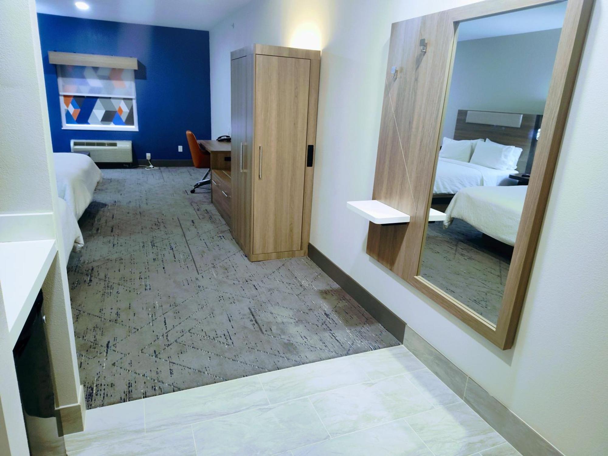 Holiday Inn Express Kenedy By Ihg Экстерьер фото