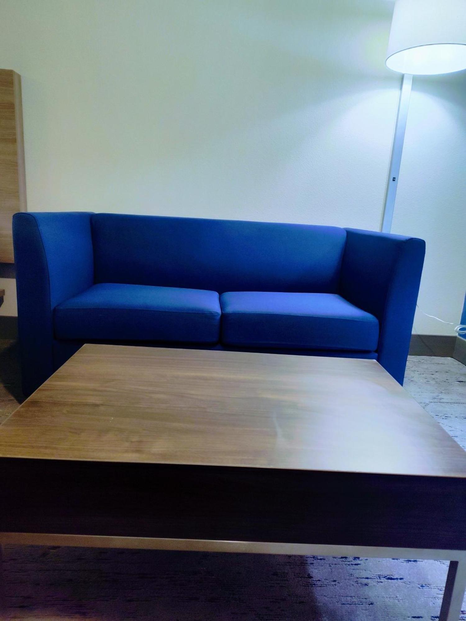 Holiday Inn Express Kenedy By Ihg Экстерьер фото